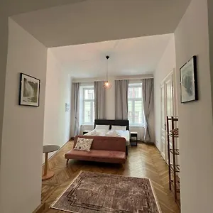 Centrally-located Authentic Appartamento