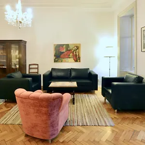 Flat - 1 Free Parking Space At The Metro Apartament